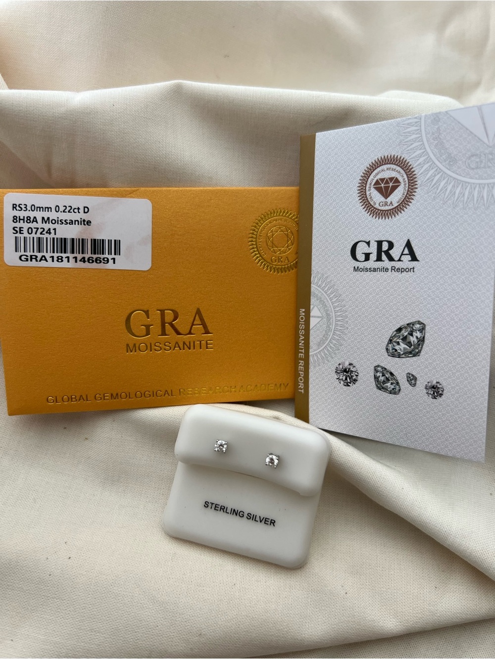 Round diamond studs - Picture 4 of 4